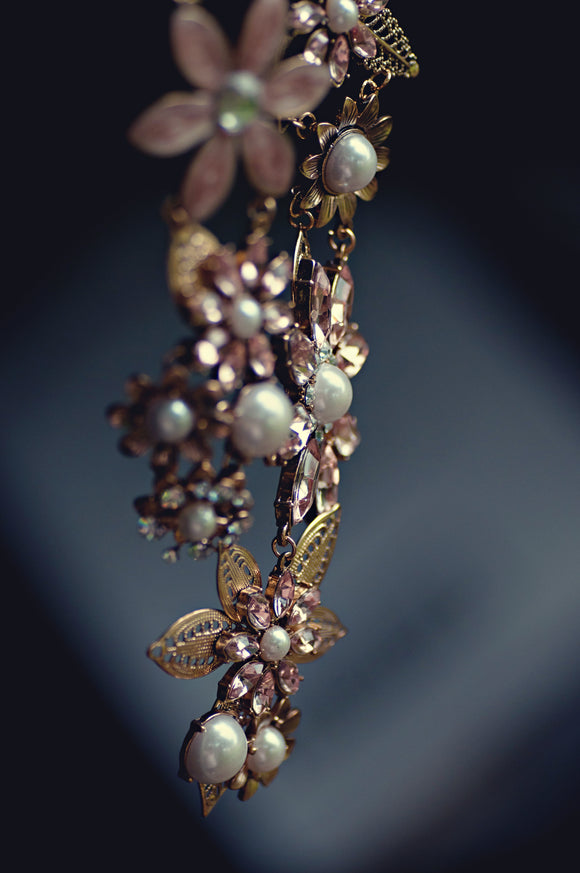 Pearl and Rose Gold Flower Necklace. Photo by Scott Webb from Pexels